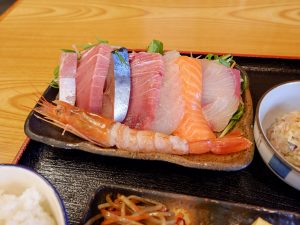 この日の刺身はマグロ、ヒラメ、サーモン、ブリ、シメサバ、エビ