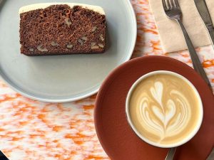「White（ラテ）」550円、「キャロットケーキ」600円