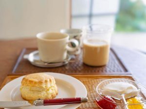 カフェオレ900円と、スコーン・ハーフ500円