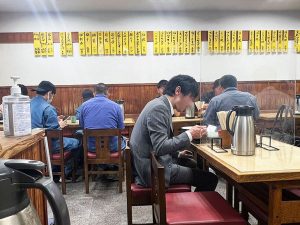 レトロな張り紙のメニューもいい感じ！
