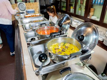 ここは本当に茨城なのか？ スナックで営業するガチのタイ料理店『オチョ・エチェ』。千円で極楽気分に浸れる絶品料理とは？