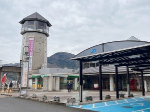 阿波尾鶏の生産加工会社貞光食糧が運営する道の駅「貞光ゆうゆう館」