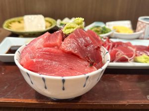 自分でごはんの上にマグロを載せて丼にしてみたりも自由。