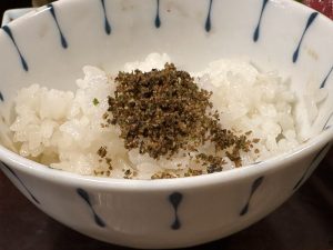 つやつやのご飯。セルフサービスでおかわりOK。ふりかけもフリー