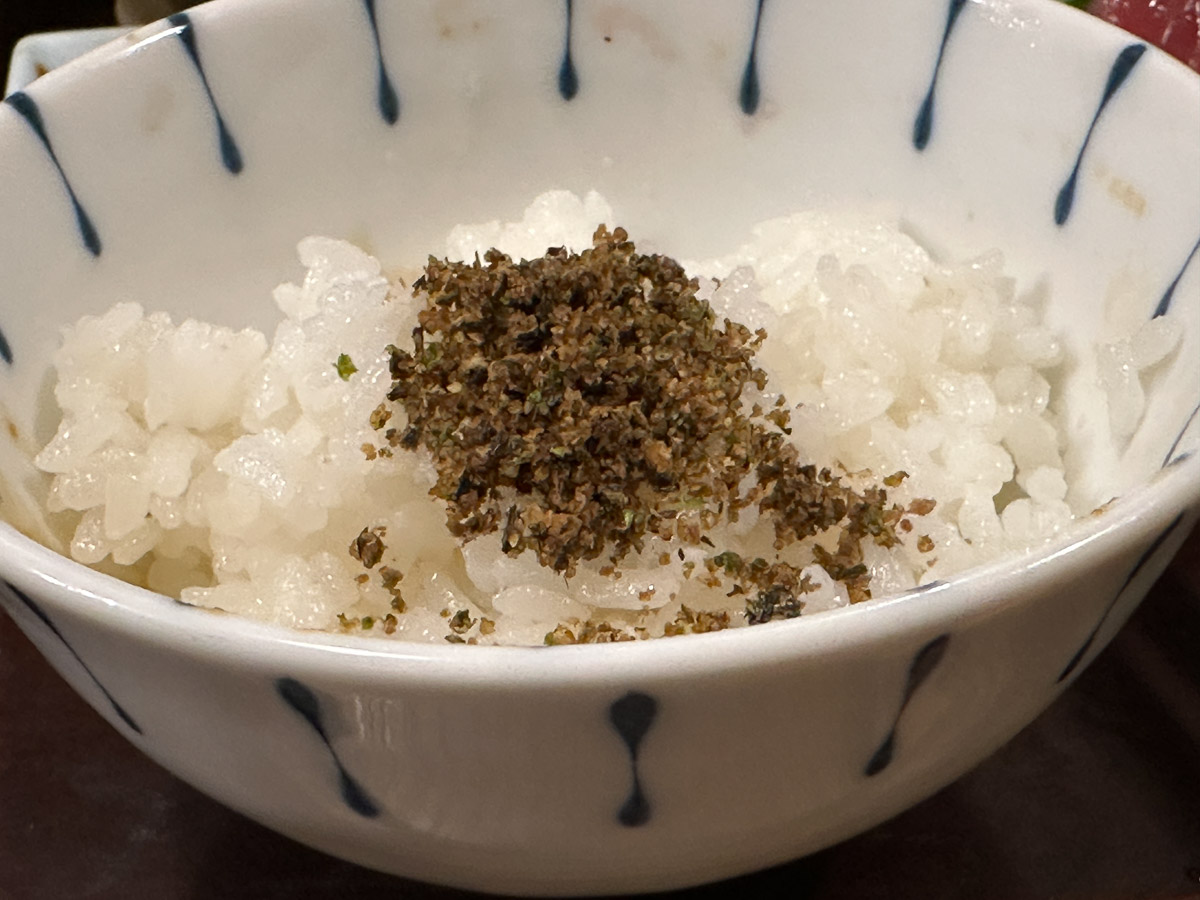 つやつやのご飯。セルフサービスでおかわりOK。ふりかけもフリー