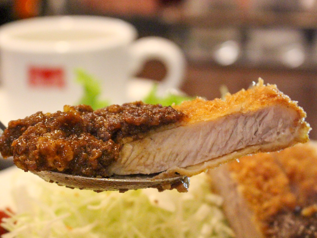 野菜の旨みが凝縮したカレーだからカツレツになじむ!