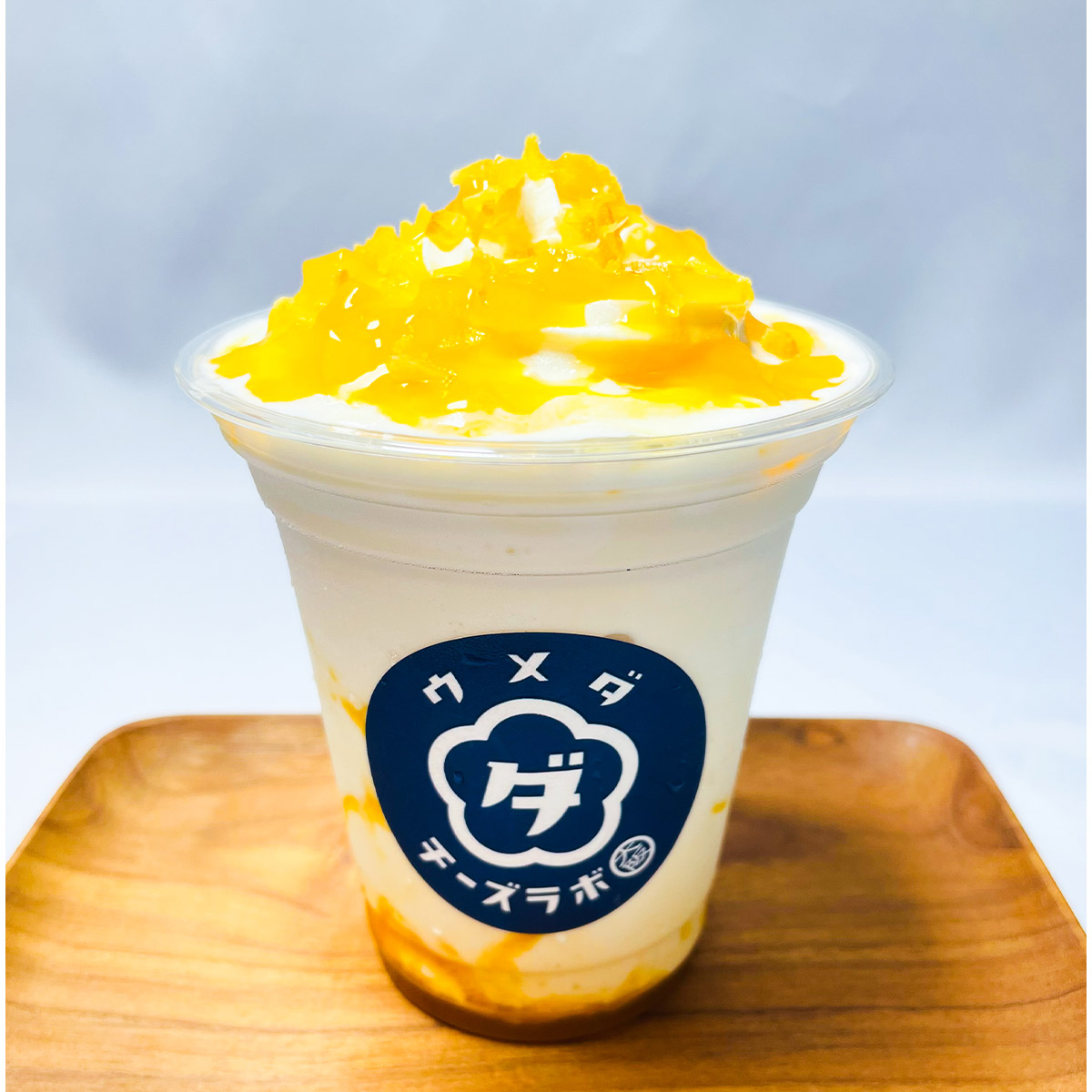 『ウメダチーズラボ』の「飲めるケーキ アップルマンゴーオレンジ」750円