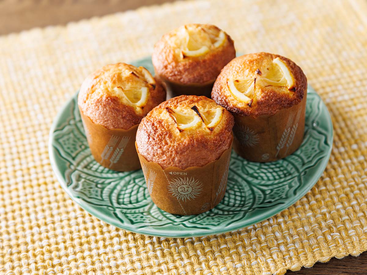 こんがり美味しそうに焼き上がった「レモンヨーグルトマフィン」は、ホットケーキミックスを使うので簡単。生地に混ぜるレモン汁はお好みで調節しても