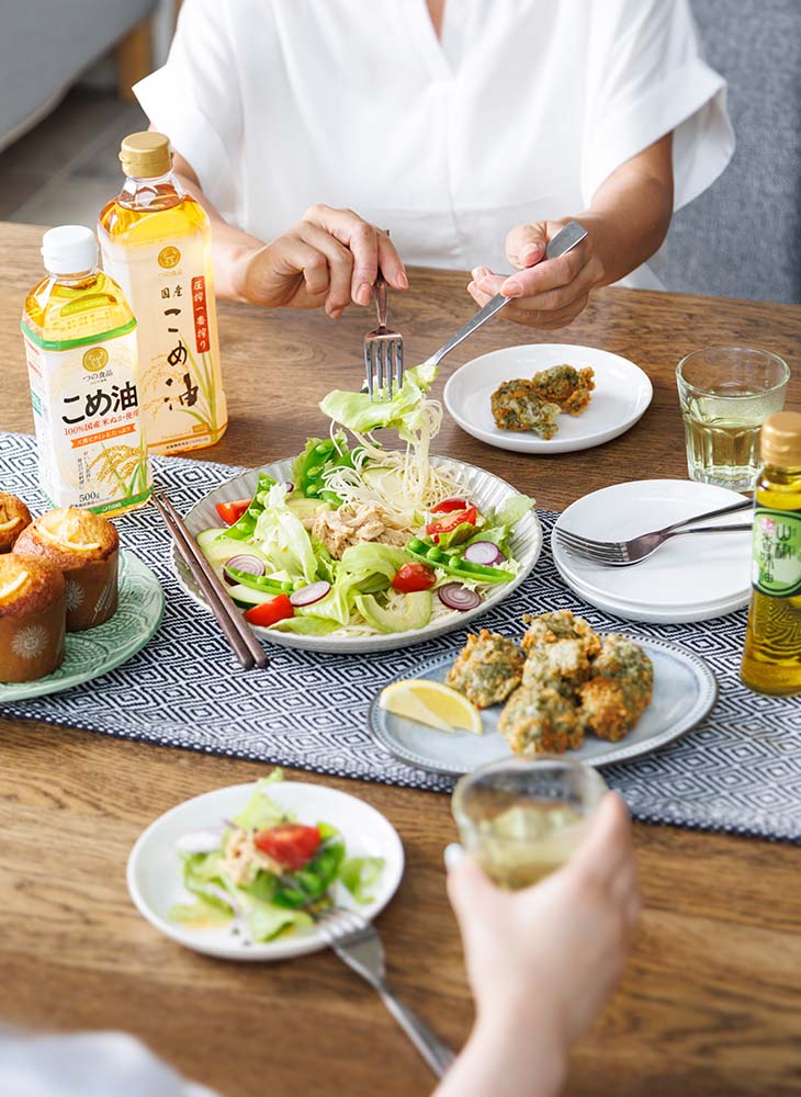 できあがった料理を囲んでこめ油パーティー。aco先生を囲んで「つの食品」のこめ油レシピに話が弾む