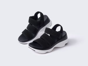 ストラップで足首がホールドされ、歩いても疲れにくい「プラットフォームサンダル」8990円（3色展開、写真はブラック×ホワイト）