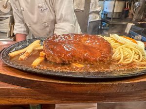 料理ができあがると、目の前のカウンター上に提供されました