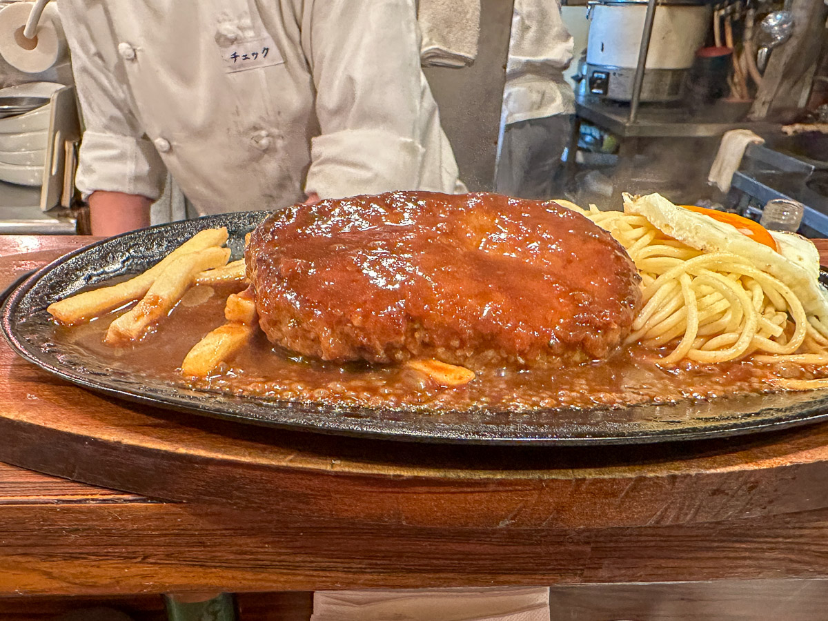 料理ができあがると、目の前のカウンター上に提供されました