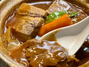 出前でも熱々で届けられるように土鍋を使っているのだとか。お肉はお箸でほぐれます。アクセントとなっているシナモンの香りが効いています