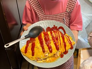 どうしたらこんなに大きく作れるの？というくらい大きなオムライス