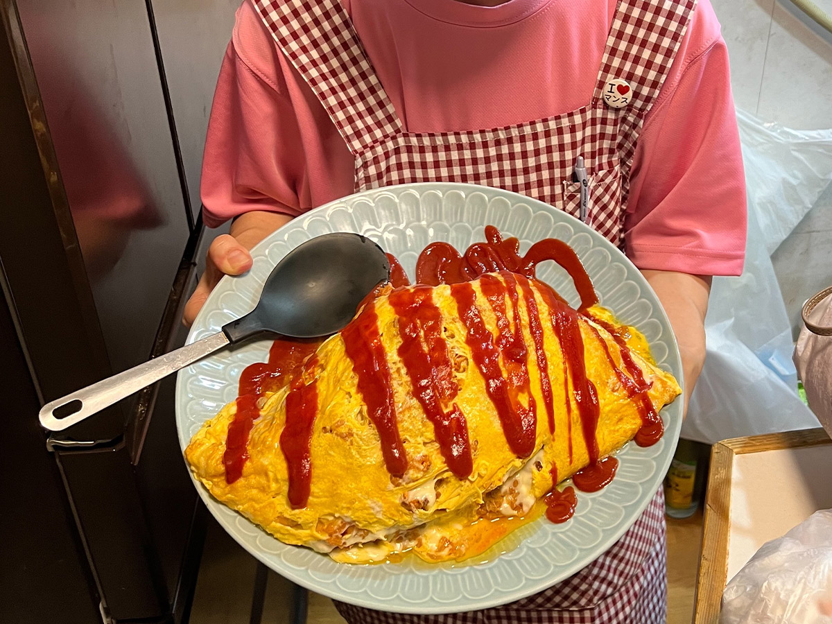 どうしたらこんなに大きく作れるの?というくらい大きなオムライス