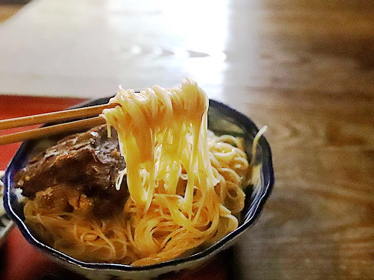 滋賀県・湖北地方の名物「焼鯖そうめん」とは? 風情ある専門店で、歴史と異色の味を探った