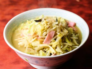 佐藤さんの代で生まれた新メニュー「カレーちゃんぽん」950円も人気。濃厚なスープの旨味にスパイシーな風味が加わりさらに食欲をそそる