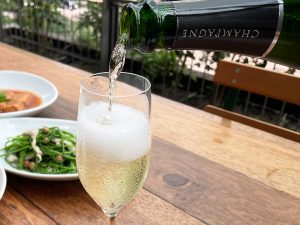 厳選されたシャンパン「ベルナール　トルネイ」1880円（グラス・税別）をいただきます