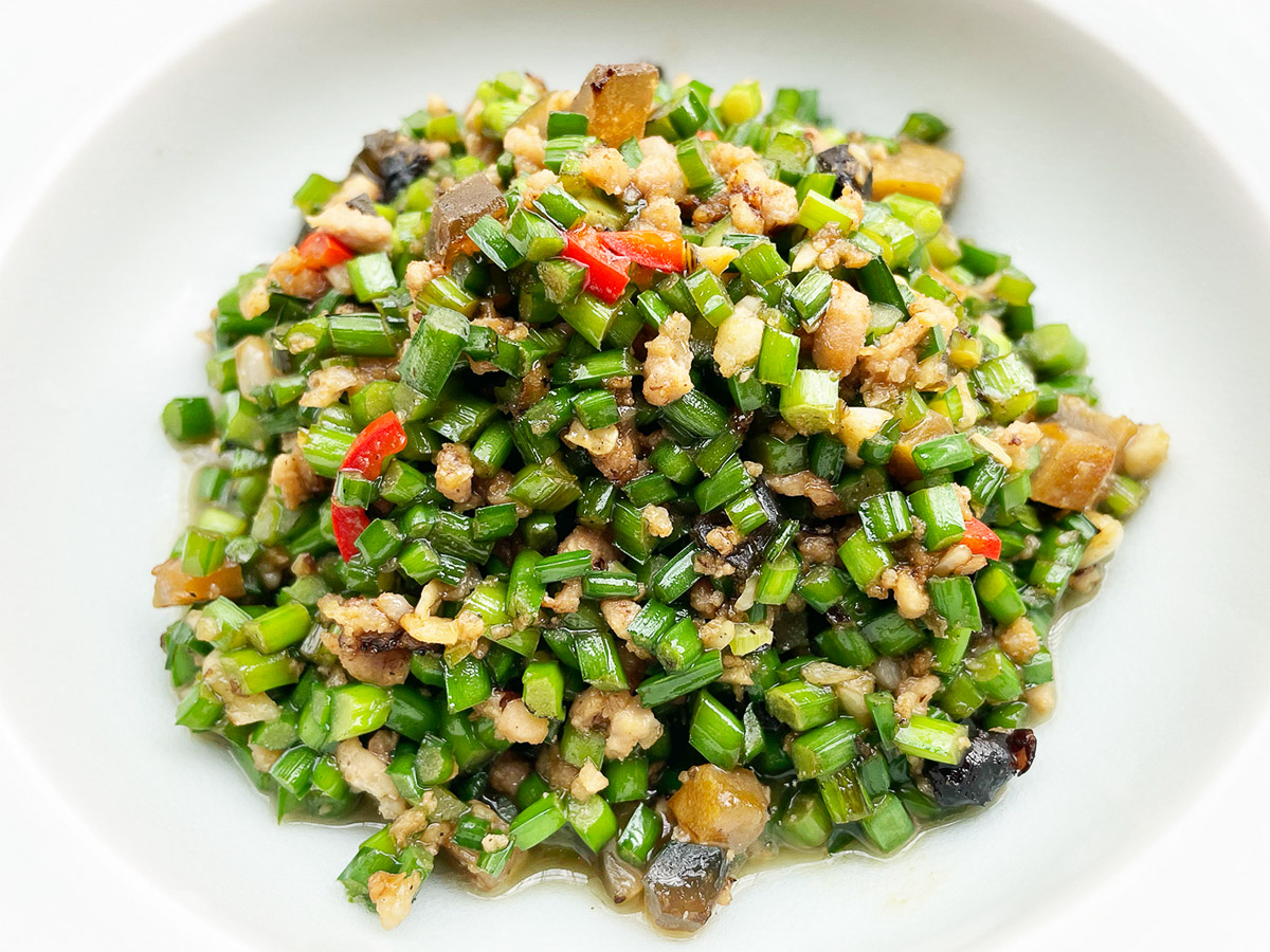 「松花蒼蠅頭(花ニラとピータン豚挽肉のピリ辛炒め)」