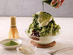 『ココノハ』の「チーズクリームの抹茶かき氷 温かい日本茶付き」1300円。【4階ウエストヤード4番地】