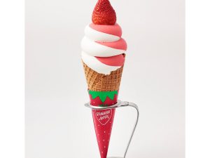 『ストロベリーマニア』の「いちごミルキーソフト」650円。【4階イーストヤード10番地ジャパンスーベニア（お土産/雑貨エリア）】