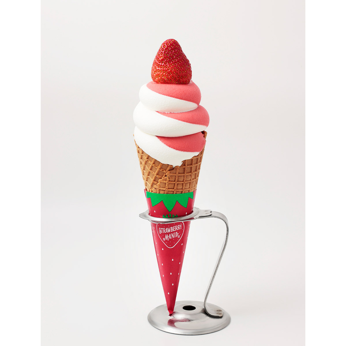 『ストロベリーマニア』の「いちごミルキーソフト」650円。【4階イーストヤード10番地ジャパンスーベニア(お土産/雑貨エリア)】