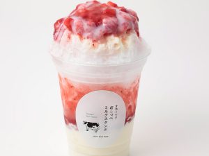 『オホーツク おこっぺミルクスタンド』の「ミルク屋さんの贅沢練乳かき氷-練乳いちご-」900円。【3階ウエストヤード4番地 ソラマチ タベテラス】