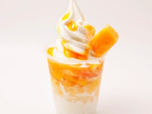 『東毛酪農63℃』の「ヨーグルトマンゴーパフェ」1000円。【4階 イーストヤード9番地 ジャパンスーベニア（お土産/雑貨エリア）】