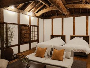 太い梁やツヤや白壁が情緒ある静かな蔵での宿泊体験