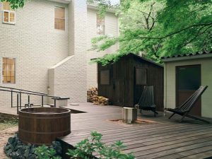 庭に設置されたサウナで心身ともにリラックス