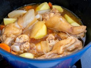 じゃがいもを入れた直後の状態。水を入れなくてもこのくらい水分が出ます