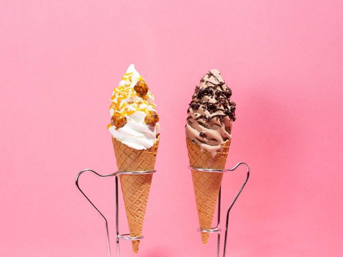 「ソフトクリーム・パルフェ(ミルキー・マンゴー/ショコラ・ショコラ)」各600円　※8月31日(土)までの販売、麻布台ヒルズ限定メニュー [食楽web]