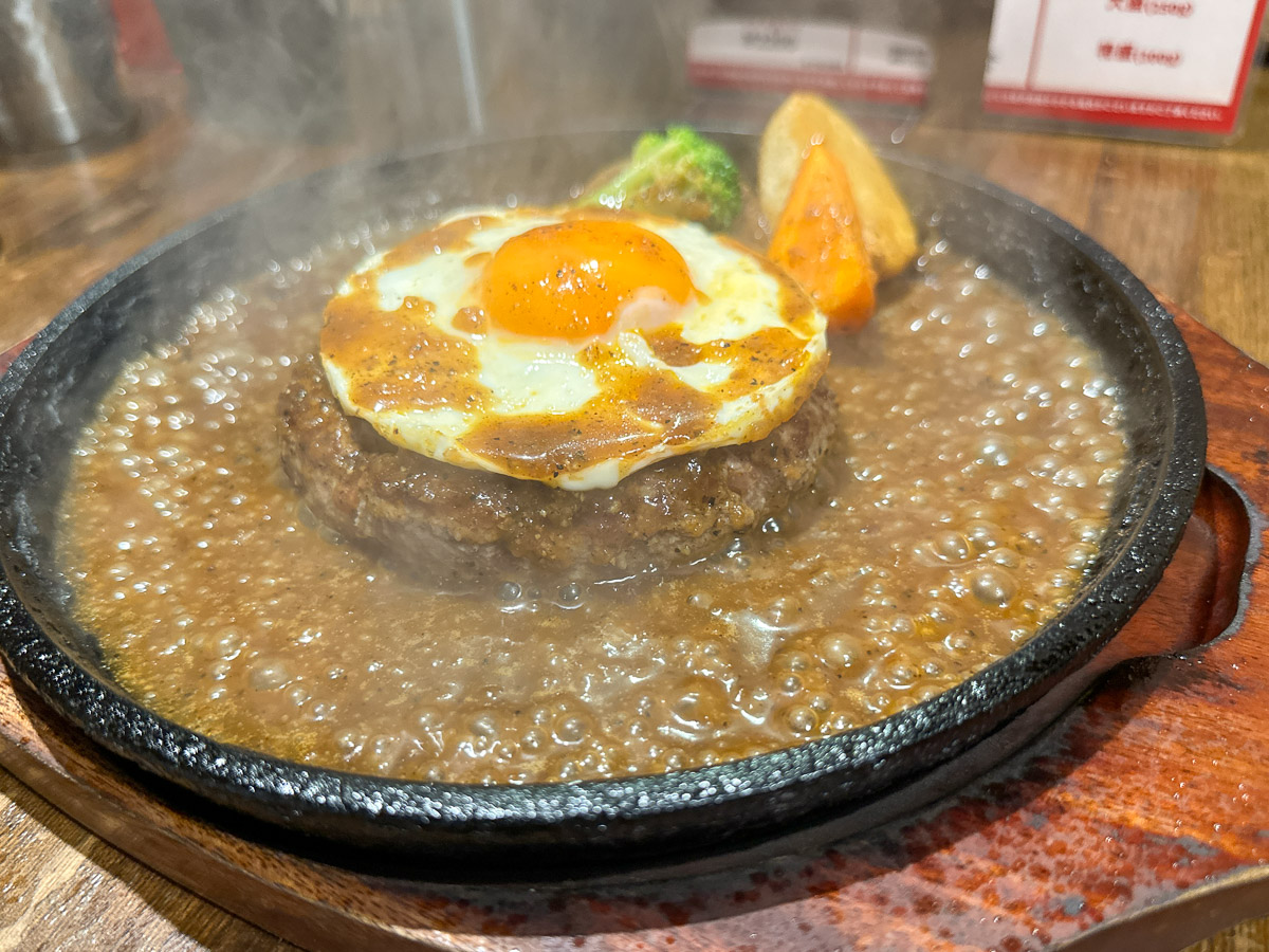 こちらはSSサイズ(150g)のハンバーグに目玉焼きをトッピングしたバージョン
