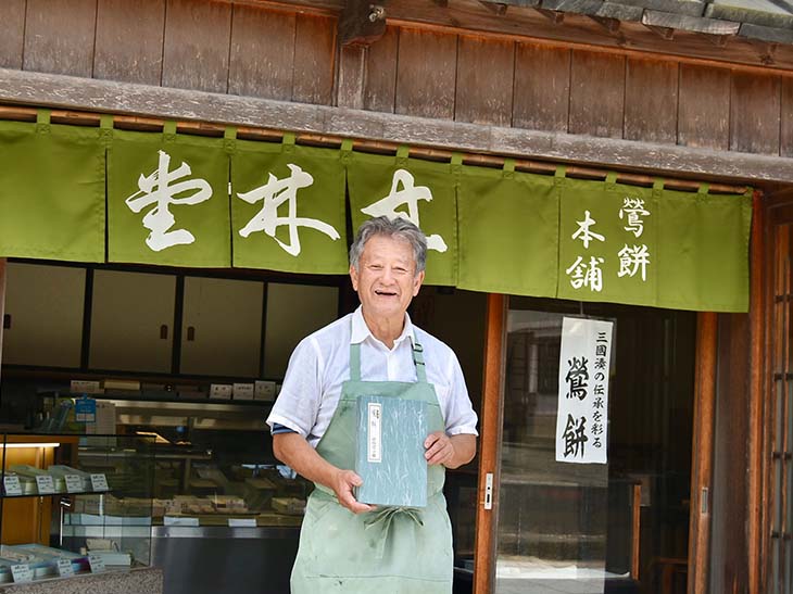 『大和甘林堂』の14代目当主、大和久米登さんに歴史の話などを伺いながら鶯餅を味わうのもいいかも