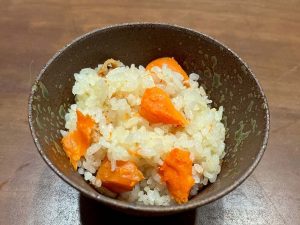 丸ごと一本入れたニンジンも炊飯器ならちゃんと柔らかくなります