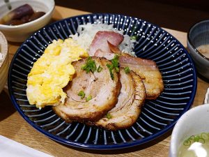 テレビやSNSでも話題！大阪のビジネスマンが足繁く通う『江戸堀焼豚食堂』の定食が愛される理由