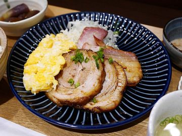 テレビやSNSでも話題！大阪のビジネスマンが足繁く通う『江戸堀焼豚食堂』の定食が愛される理由