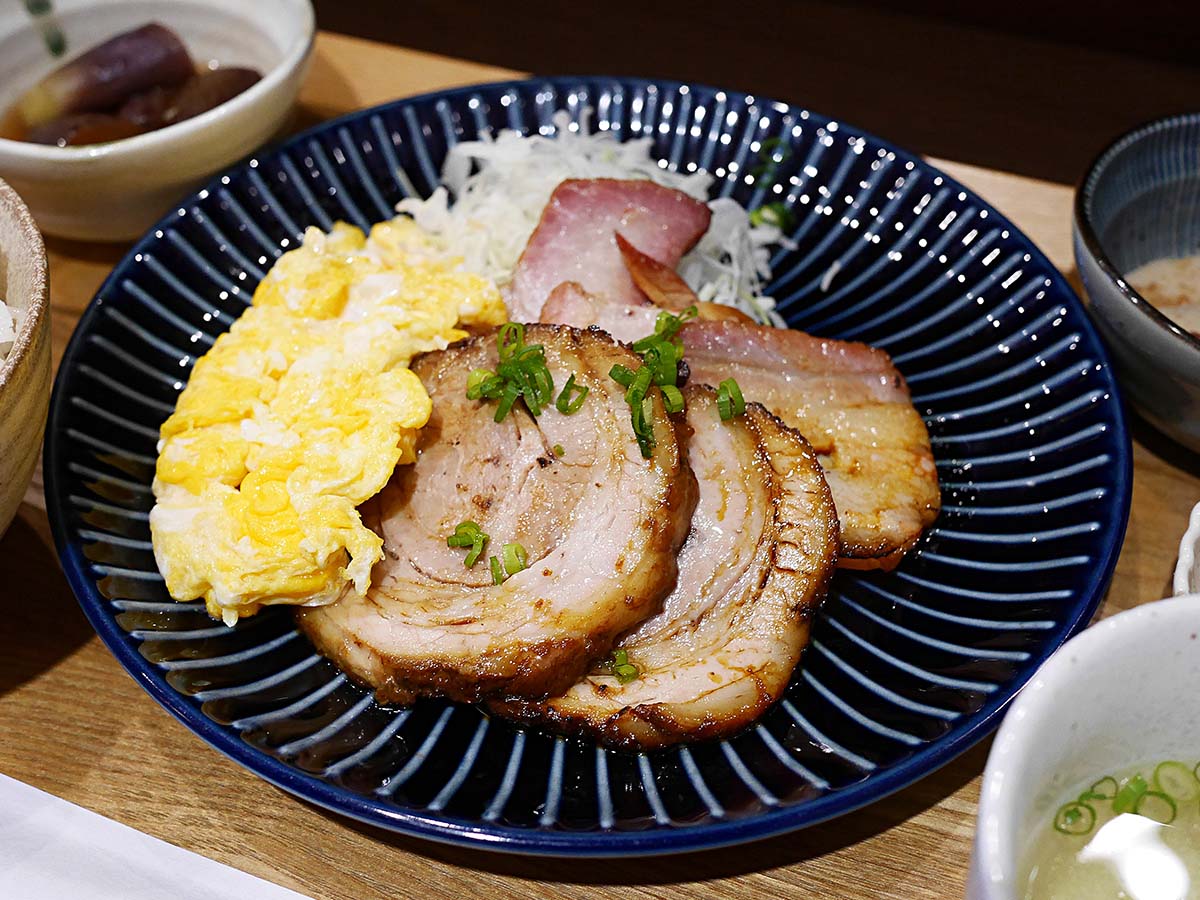 テレビやSNSでも話題!大阪のビジネスマンが足繁く通う『江戸堀焼豚食堂』の定食が愛される理由