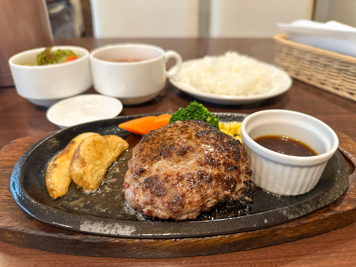 すべてのホリデーランチセットには、ライス、ビーフコンソメスープ、サラダが付きます。ライスは大中小あり、どのサイズも追加料金なし