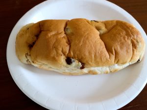 コンビニのコッペパンの1.5倍ほどの太さ。受験勉強の夜食にピッタリ。小腹が空いた時にかぶりつきたくなるフォルムです