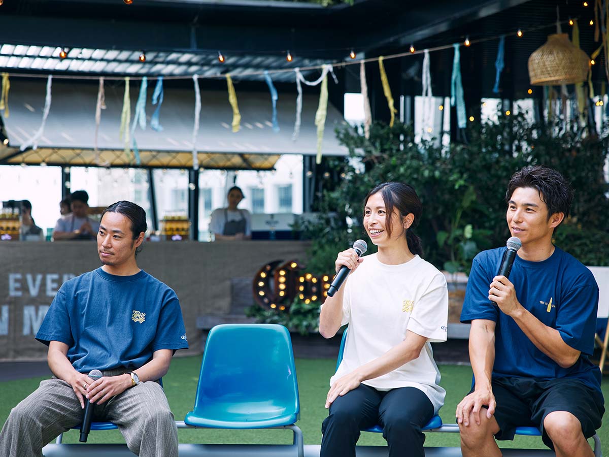 パリ五輪スタジアムと同様の席に座り、BMX実演を観覧したお三方