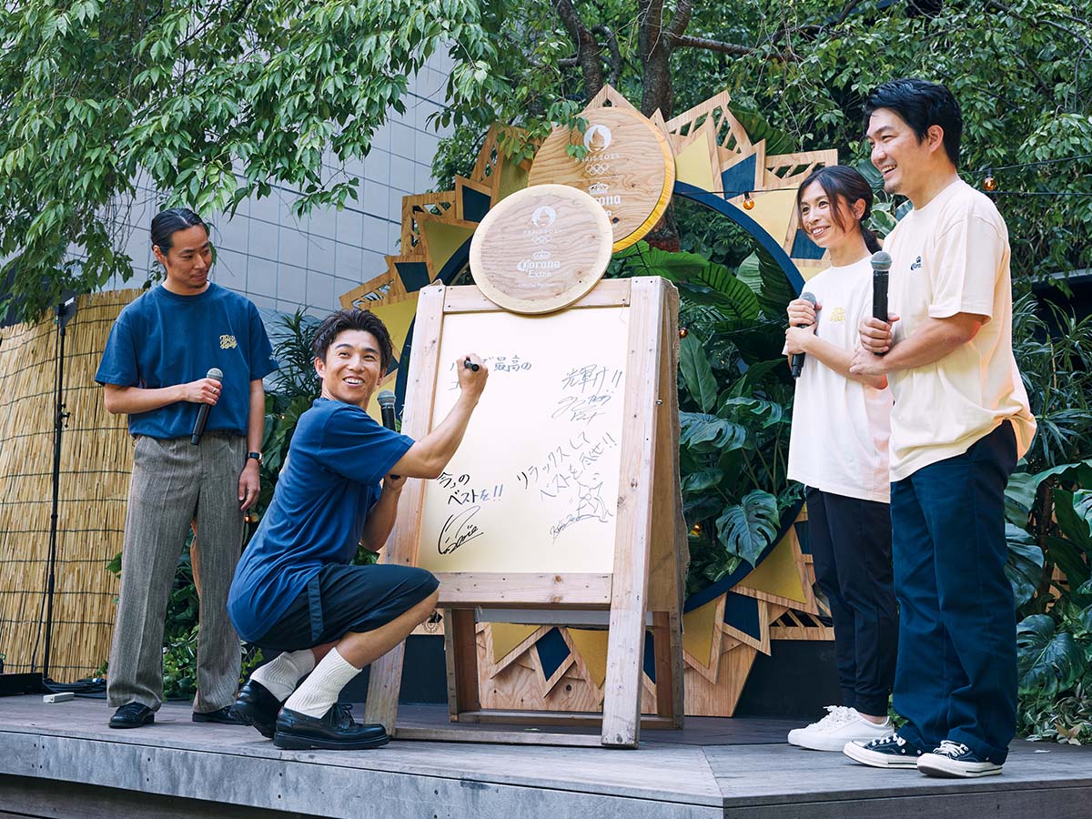 「パリ 2024 オリンピック応援モニュメント」にサインとメッセージを直筆する皆さん