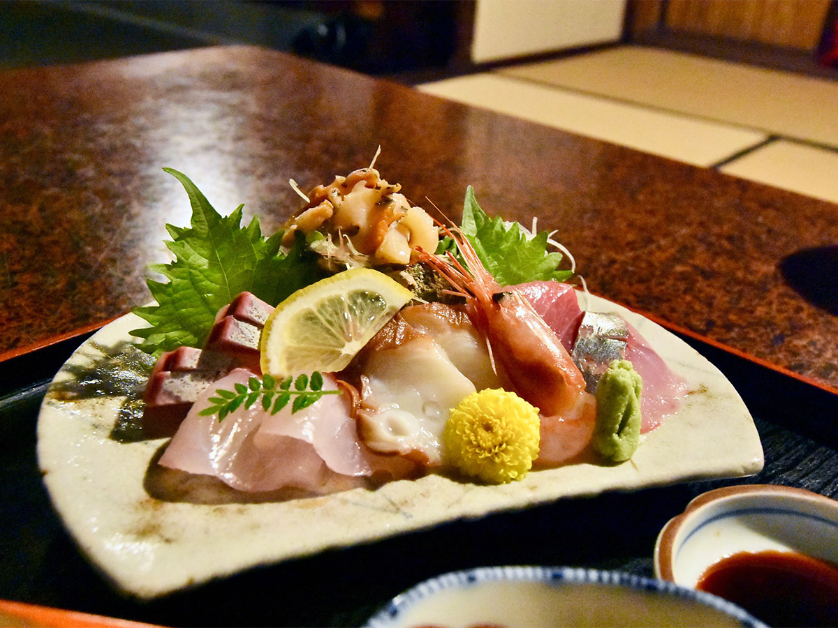こちらは御膳「豊秀」2520円(お造り盛合せ、小鉢2種、ご飯、赤だし、香物付き)の地魚をふんだんに盛り付けたお刺身。絶品です