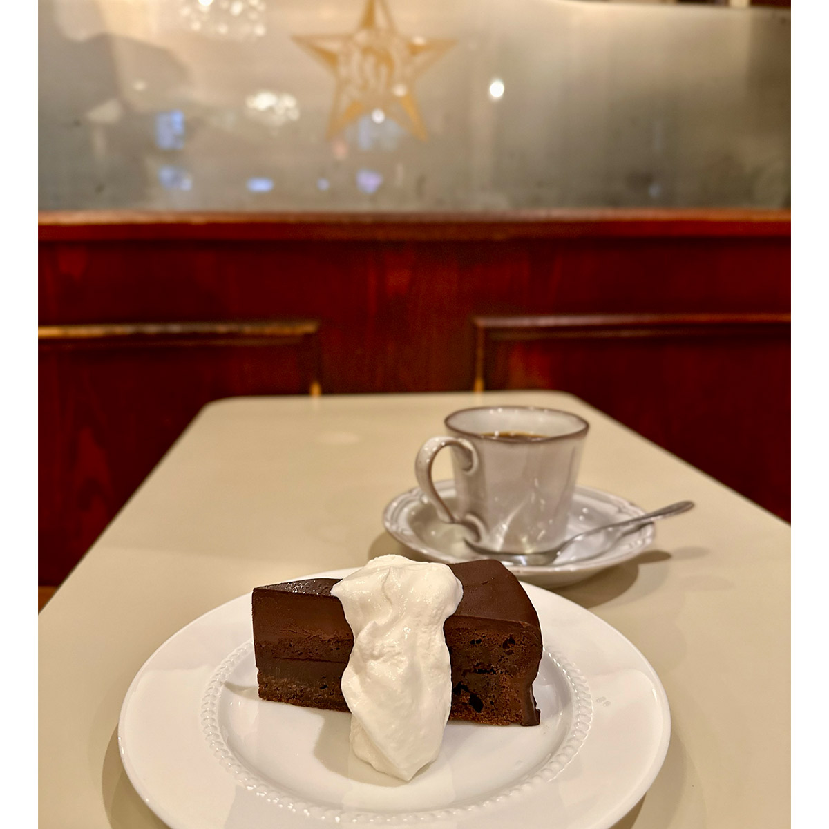 生クリームたっぷり。ひそかに入っているフランボワーズジャムがいい仕事をしている