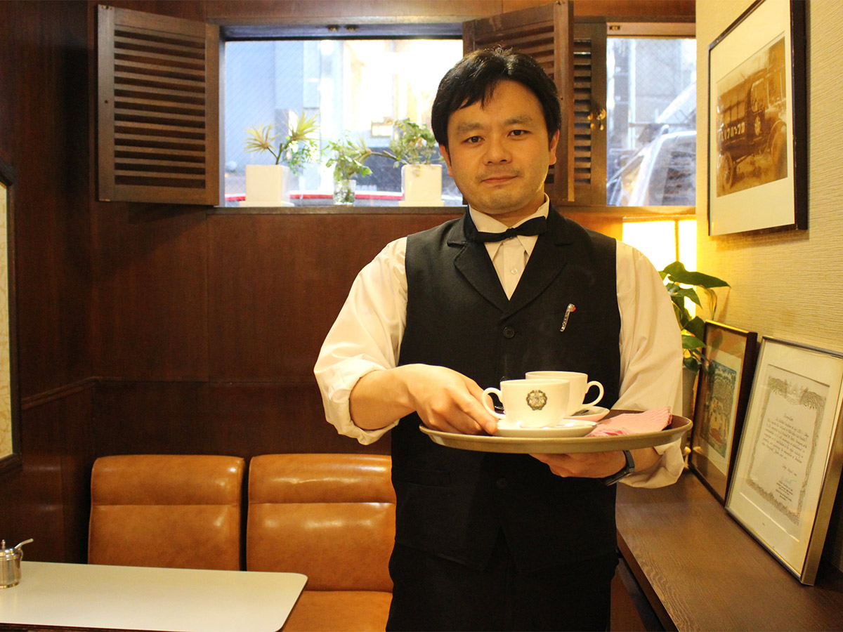 コーヒーを店長の矢澤さん。「銀ブラ」の語源は、「銀座のカフェーパウリスタでブラジルコーヒーを飲む」とも言われています(諸説あり)。逸話の多さがすごい