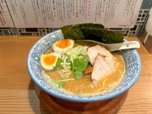 まるでサンマの塩焼きのようなラーメンがウマい！池袋在住のラーメン好きが激推しする『秋刀魚中華蕎麦 生粋』とは？ – 食楽web