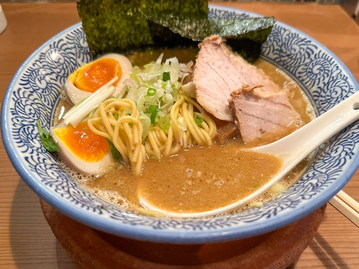 「さんま特製白湯らぁ麺」(1200円)は濃厚なスープと秋刀魚のカエシが特徴