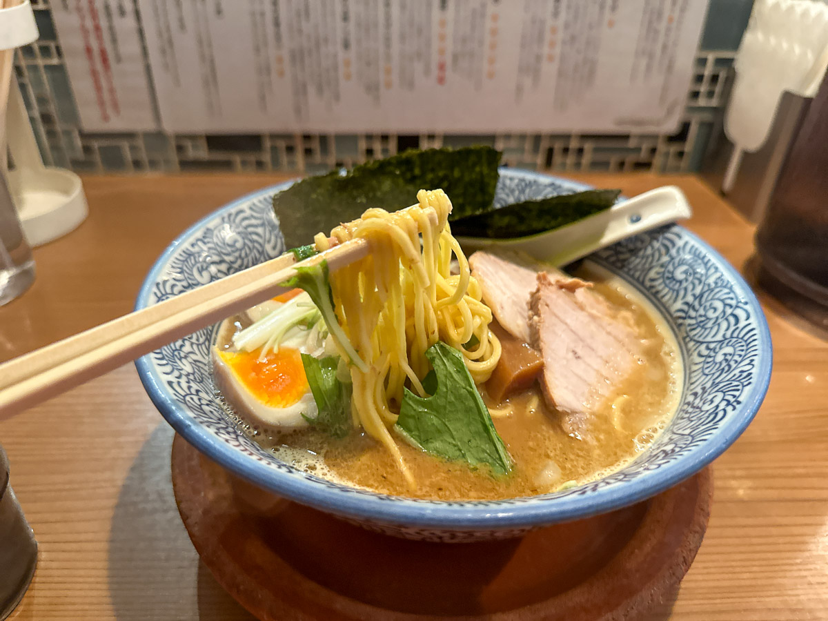 ストレートの麺に濃厚なスープがよくからむ