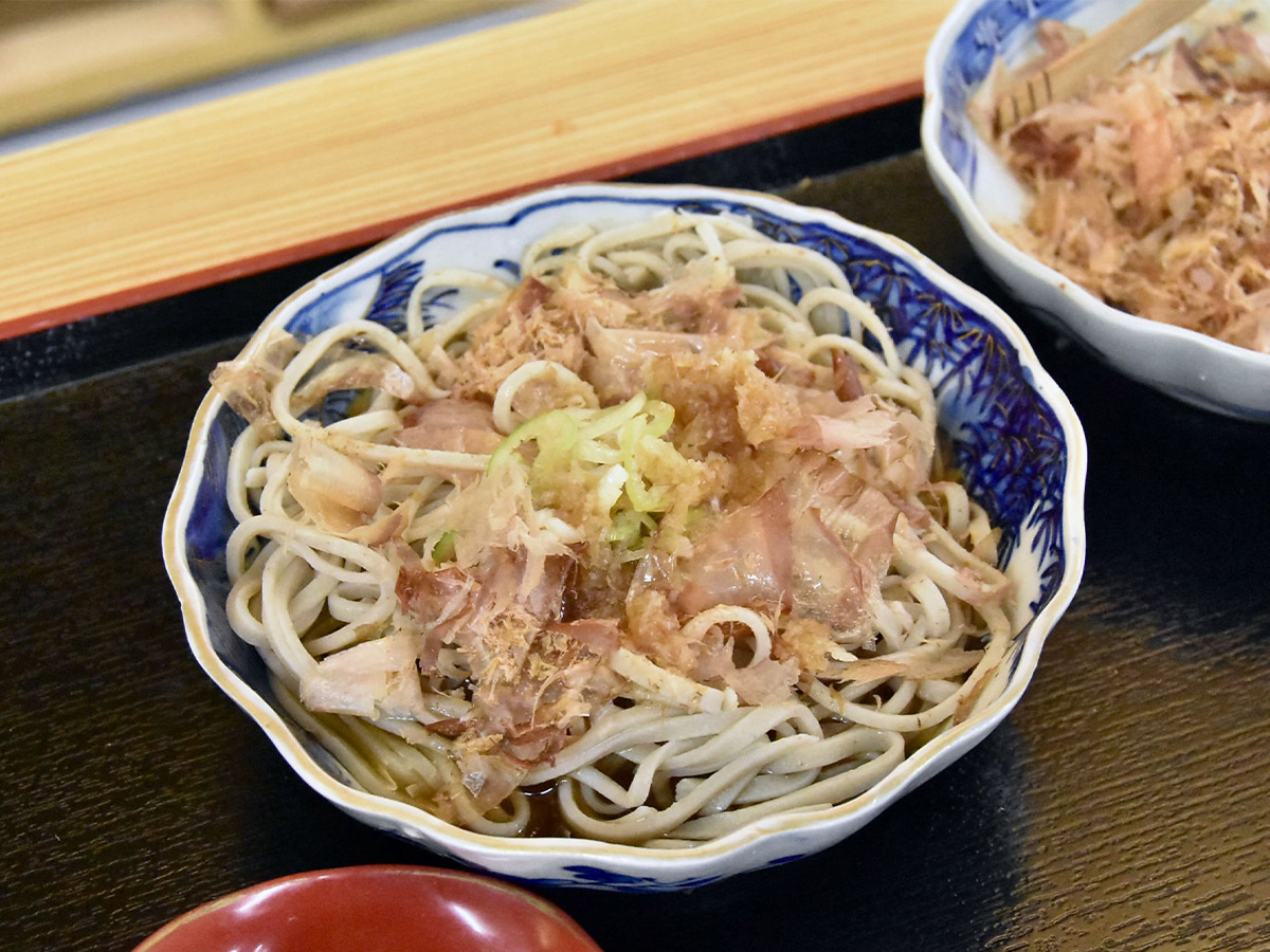 荒物屋のような蕎麦屋で脳がバグりかける。福井・坂井市にある謎の蕎麦屋『たけうち』が面白くてウマい