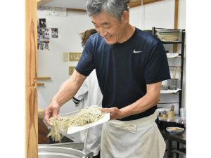店主の竹内浩三さん（70）